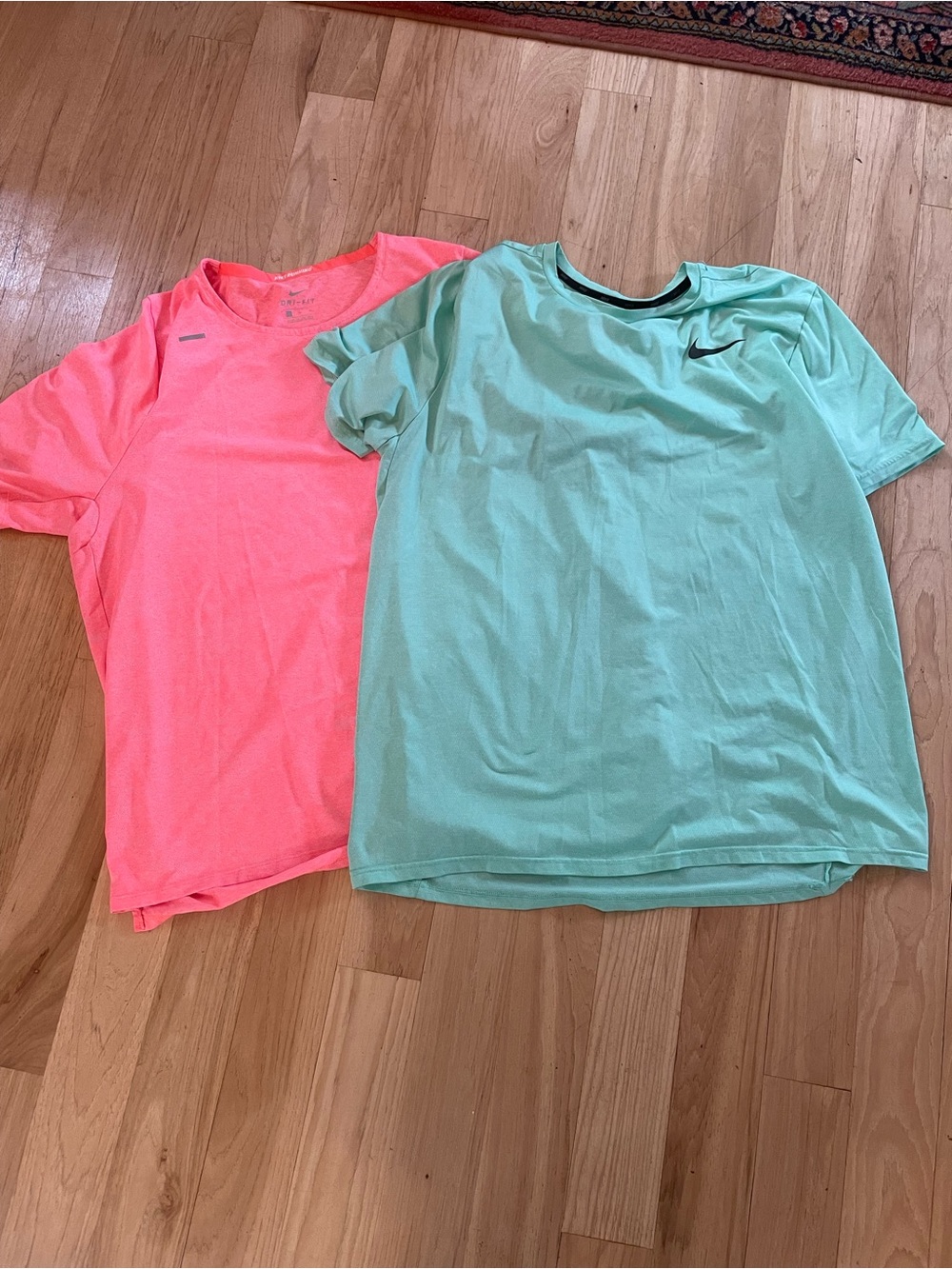 Men’s XL Nike shirts lot of 2 shirts